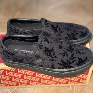 Vans black velvet rose slip on women’s size 5.5 NWT